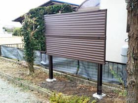 のフェンス・柵 ミエーネフェンス 目隠しルーバータイプ 2段支柱 自立建て用　(パネル1段) 施工例