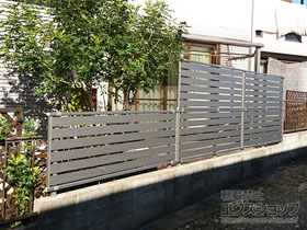 のフェンス・柵 シンプレオフェンスSY1型 横半目隠し 2段支柱 ブロック建て用（パネル2段） 施工例