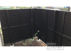 のフェンス・柵 ミエーネフェンス 目隠しルーバータイプ 2段支柱 自立建て用（パネル2段） 施工例