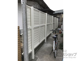 のフェンス・柵 ミエーネフェンス 目隠しルーバータイプ 2段支柱 自立建て用 施工例
