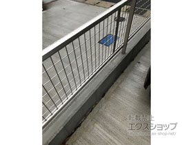 のフェンス・柵 シンプレオフェンスM2型 縦井桁メッシュ 自由柱施工 施工例