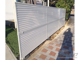のフェンス・柵 ミエーネフェンス 目隠しルーバータイプ 2段支柱 自立建て用（パネル2段） 施工例