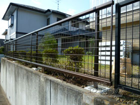 のフェンス・柵 シンプレオフェンスM2型 縦井桁メッシュ 自由柱施工 施工例