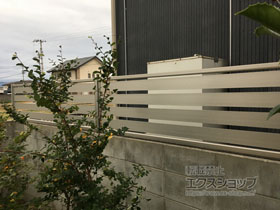 のフェンス・柵 シンプレオフェンスSY1型 横スリット 2段支柱　自立建て用　(パネル1段) 施工例