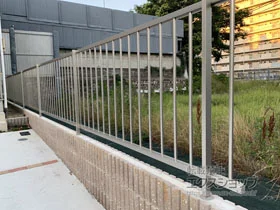 YKKAP�̃t�F���X�E��E�� �~�G�b�^�t�F���X �h�Ƃ��Ċi�q�^�C�v ���R���{�H �{�H��