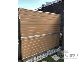 のフェンス・柵 ルシアスフェンスF02型 横目隠し 木調カラー 2段支柱 自立建て用 施工例