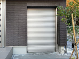 のガレージシャッター ガレージシャッタークワトロ 電動式 内部付タイプ 施工例
