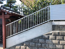 のフェンス・柵 シンプレオフェンスTK型 たて格子15本タイプ＜傾斜地用＞ 自由柱施工 施工例