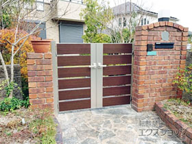 の門扉 【特注】ルシアス門扉BW01型 横スリット 両開き 複合カラー 門柱使用 施工例