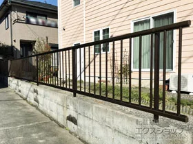 Value Selectのフェンス・柵・塀 ミエッタフェンス 防犯たて格子タイプ 自由柱施工 施工例