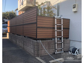 のフェンス・柵 モクアルフェンス 目隠しタイプ 2段支柱 自立建て用（パネル2段） 施工例