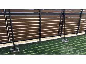 のフェンス・柵 モクアルフェンス 横板タイプ 2段支柱 ブロック建て用（パネル2段） 施工例
