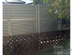のフェンス・柵 ミエーネフェンス 目隠しルーバータイプ 3段支柱 自立建て用（パネル2段）※柱別途 施工例
