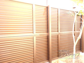 のフェンス・柵 ミエーネフェンス 目隠しルーバータイプ 2段支柱 自立建て用（パネル2段） 施工例