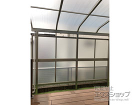 のテラス屋根 ヴェクターテラス R型 テラスタイプ 単体 積雪〜20cm対応＋ヴェクターテラス 吊下げ式固定物干し 標準 2本入×1セット＋ヴェクターテラス 前面パネル 2段 施工例