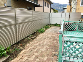のフェンス・柵 ミエーネフェンス 目隠しルーバータイプ 2段支柱 自立建て用 施工例