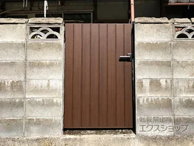 YKKAPの門扉 ルシアス門扉BW03型 たて板張り(鋲なし) 片開き 木調カラー 門柱使用 施工例