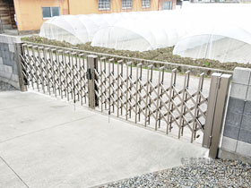 のカーゲート トリップゲート NC型 ノンキャスター 両開き 52W(26S+26M)*ロング柱仕様 施工例