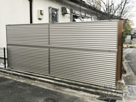 のフェンス・柵 ミエーネフェンス 目隠しルーバータイプ 2段支柱 自立建て用（パネル2段） 施工例