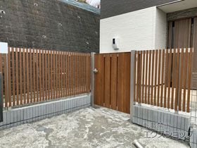 のフェンス・柵 ルシアスフェンスH08型 たてストライプ 複合カラー 自由柱施工 施工例