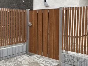 の門扉 ルシアス門扉BS01型 たてスリット 片開き 複合カラー 門柱使用 施工例