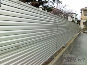 のフェンス・柵 ミエーネフェンス 目隠しルーバータイプ 2段支柱 自立建て用（パネル2段） 施工例