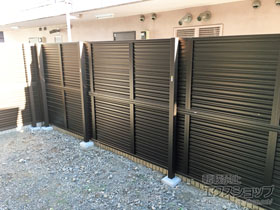 の物置・屋外倉庫 ミエーネフェンス 目隠しルーバータイプ 2段支柱 自立建て用 施工例