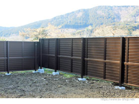 のフェンス・柵 ミエーネフェンス 目隠しルーバータイプ 2段支柱 自立建て用（パネル2段） 施工例
