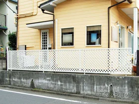 LIXIL リクシル(TOEX)のフェンス ライシスフェンス 11型 ラチス格子 フリーポールタイプ 施工例