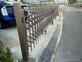 のカーゲート トリップゲート 傾斜地専用型 ノンレール 両開き 66W(33S+33M) 施工例