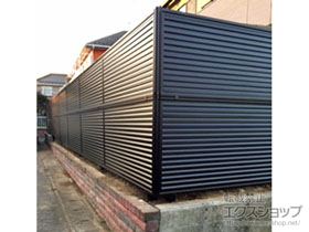 のフェンス・柵 ミエーネフェンス 目隠しルーバータイプ 2段支柱 自立建て用（パネル2段） 施工例