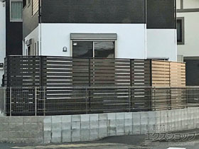 のフェンス・柵 モクアルフェンス 横板タイプ 2段支柱 自立建て用 施工例