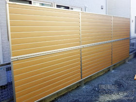 のフェンス・柵 ルシアスフェンスF02型 横目隠し 木目カラー 自立建て用2段支柱（パネル2段） 施工例