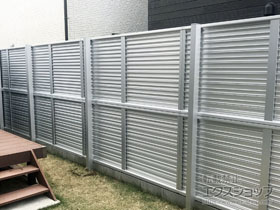 のフェンス・柵 ミエーネフェンス 目隠しルーバータイプ 2段支柱 自立建て用（パネル2段） 施工例