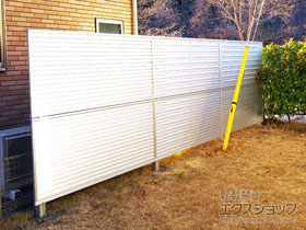 のフェンス・柵 ミエーネフェンス 目隠しルーバータイプ 2段支柱 自立建て用（パネル2段） 施工例