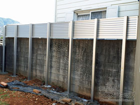 のフェンス・柵 ミエーネフェンス 目隠しルーバータイプ 2段支柱 自立建て用（パネル1段） 施工例