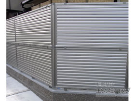 のフェンス・柵 ミエーネフェンス 目隠しルーバータイプ 2段支柱 ブロック建て用（パネル2段） 施工例