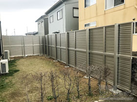 のフェンス・柵 ミエーネフェンス 目隠しルーバータイプ 2段支柱 自立建て用（パネル2段） 施工例
