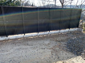 のフェンス・柵 ミエーネフェンス 目隠しルーバータイプ 2段支柱 ブロック建て用（パネル2段） 施工例