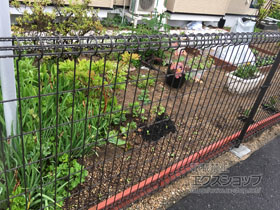 のフェンス・柵 イーネットフェンス2M型 間仕切柱施工 施工例