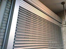 の窓シャッター 【特注】リフォームシャッター エアリス マルチ電動式 *片入隅納まり（外観右側） 施工例