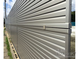 のフェンス・柵 ミエーネフェンス 目隠しルーバータイプ 2段支柱 自立建て用（パネル2段） 施工例