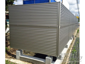 のフェンス・柵 ミエーネフェンス 目隠しルーバータイプ 2段支柱 自立建て用（パネル2段） 施工例