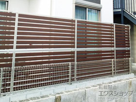 のフェンス・柵 ルシアスフェンスF04型 横板 木目カラー 2段支柱 自立建て用（パネル2段） 施工例