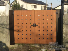 の門扉 ルシアス門扉AK01型 小窓 両開き 木調カラー 門柱使用 施工例