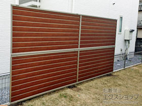 のフェンス・柵 ルシアスフェンスF02型 横目隠し 複合カラー 2段支柱 自立建て用（パネル2段） 施工例