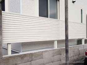 のフェンス・柵 ミエーネフェンス 目隠しルーバータイプ 2段支柱 自立建て用 (パネル1段) 施工例