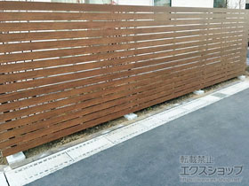 のフェンス・柵 ルシアスフェンスH02型 横板格子 複合カラー 2段支柱 自立建て用（パネル2段） 施工例