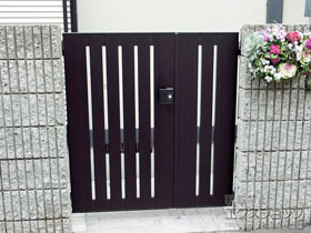 の門扉 【特注】ルシアス門扉 BS02型 たて多スリット 両開き親子 アルミカラー 門柱使用 施工例