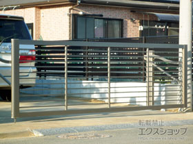 のカーゲート スウィングアップゲート1型 横格子 電動式 施工例